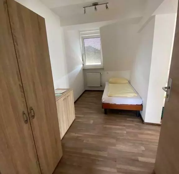 تختخواب و صبحانه Budget Hotel Mannheim