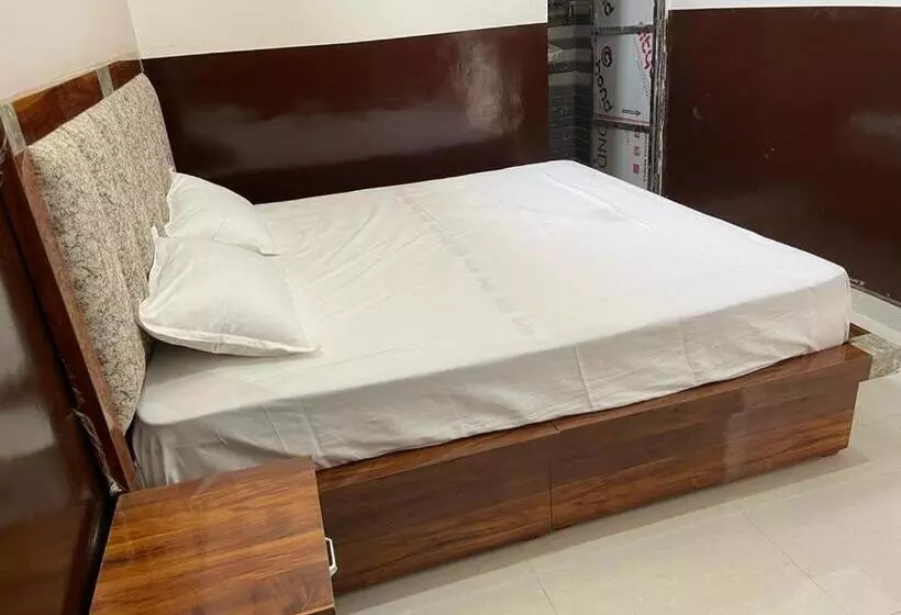 Hotelli Oyo 90574  Raj Palace