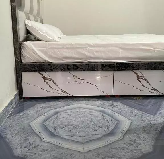 Hotelli Oyo 90574  Raj Palace