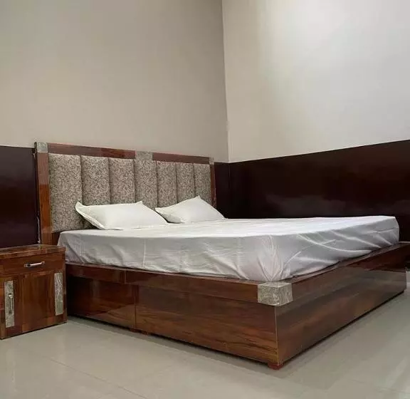 Hotelli Oyo 90574  Raj Palace