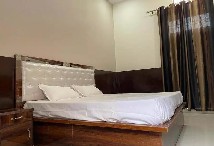 Hotelli Oyo 90574  Raj Palace