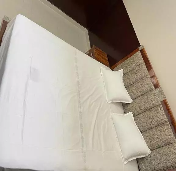 Hotelli Oyo 90574  Raj Palace