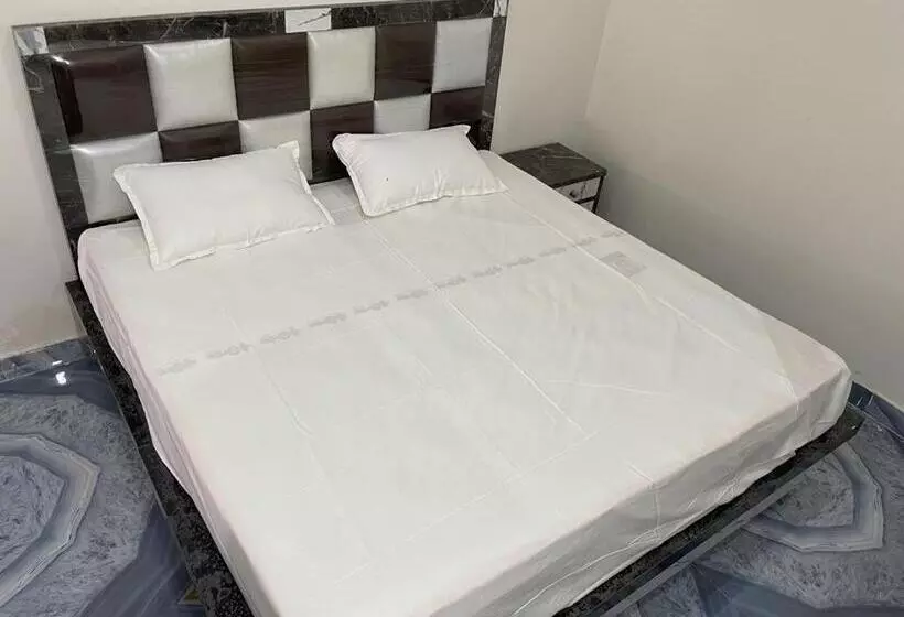Hotelli Oyo 90574  Raj Palace