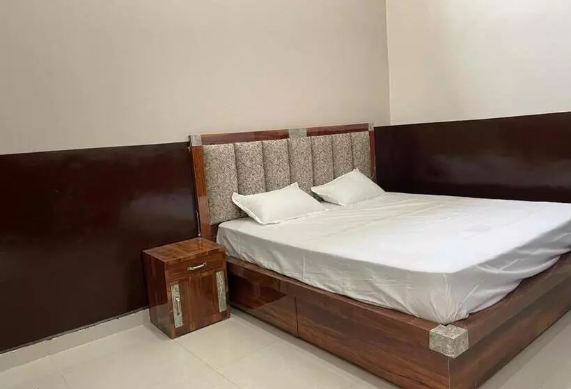 Hotelli Oyo 90574  Raj Palace