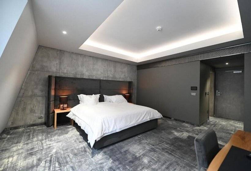 בית מלון כפרי Aniroc Signature