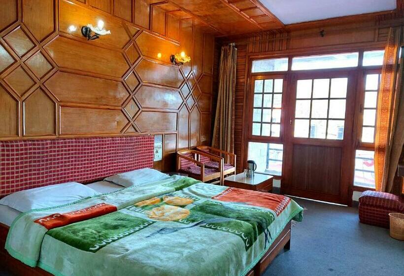 호텔 Goroomgo Radha Continental Nainital