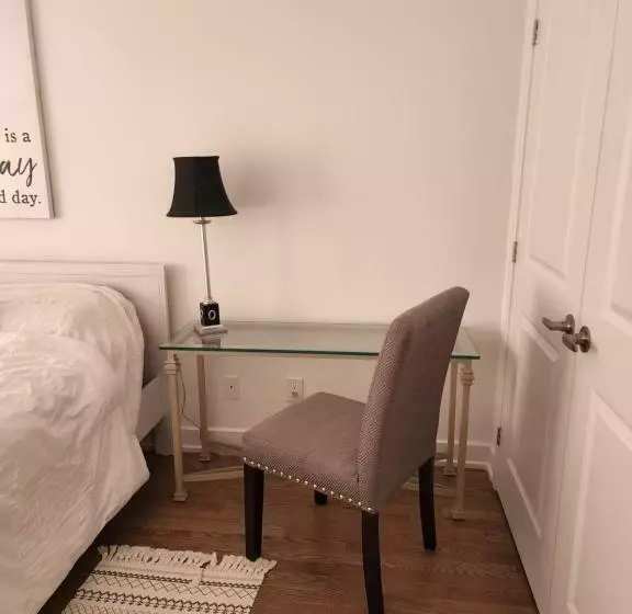 پانسیون Place You Can Call Home !!! Near Ottawa Airport