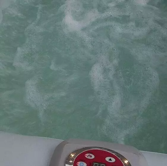 Stunning 1 Bed Cabin In Bromley With Hot Tub