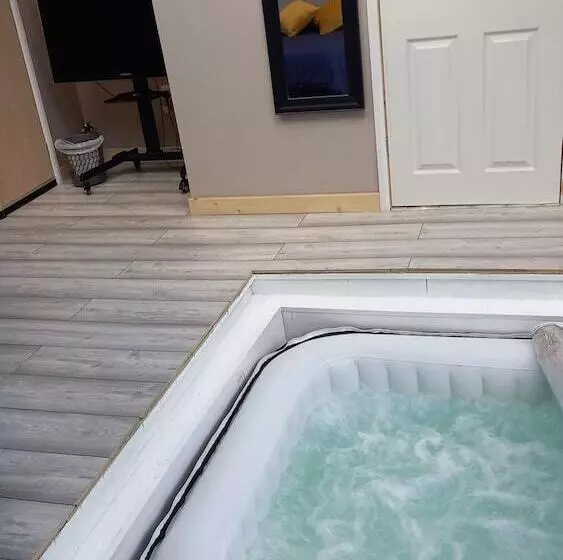 Stunning 1 Bed Cabin In Bromley With Hot Tub