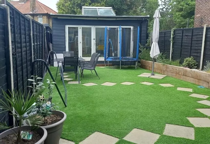 Stunning 1 Bed Cabin In Bromley With Hot Tub