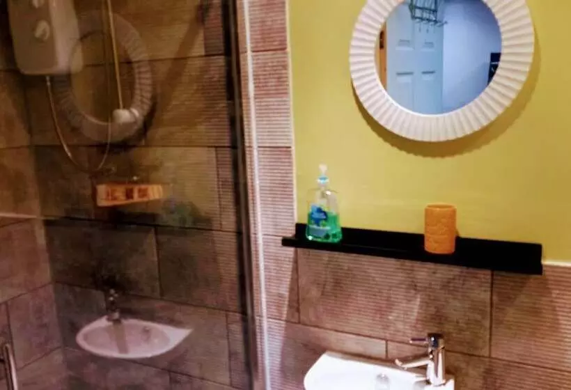 Stunning 1 Bed Cabin In Bromley With Hot Tub