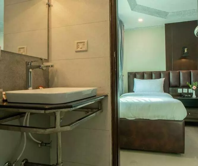 هتل Cecil By Pearl Continental