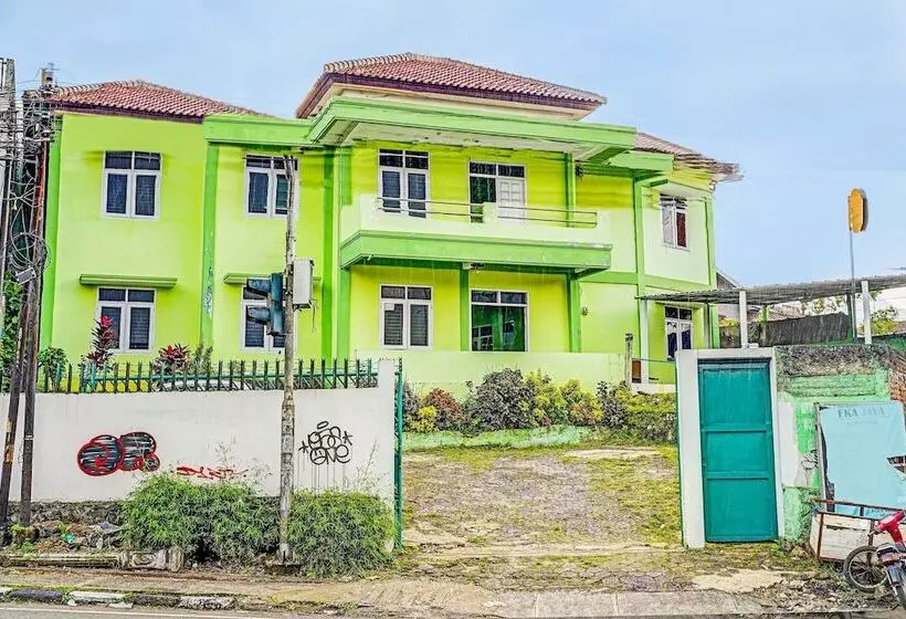 Hotelli Spot On 91325 Pondok Hijau Guest House Syariah