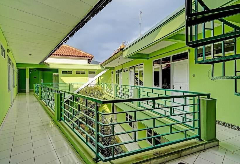 בית מלון כפרי Spot On 91325 Pondok Hijau Guest House Syariah