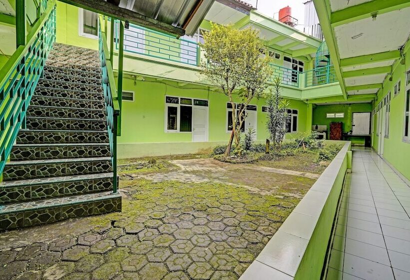 בית מלון כפרי Spot On 91325 Pondok Hijau Guest House Syariah