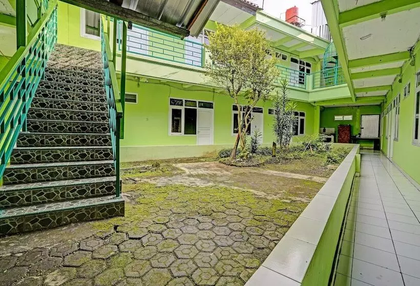 Hotelli Spot On 91325 Pondok Hijau Guest House Syariah