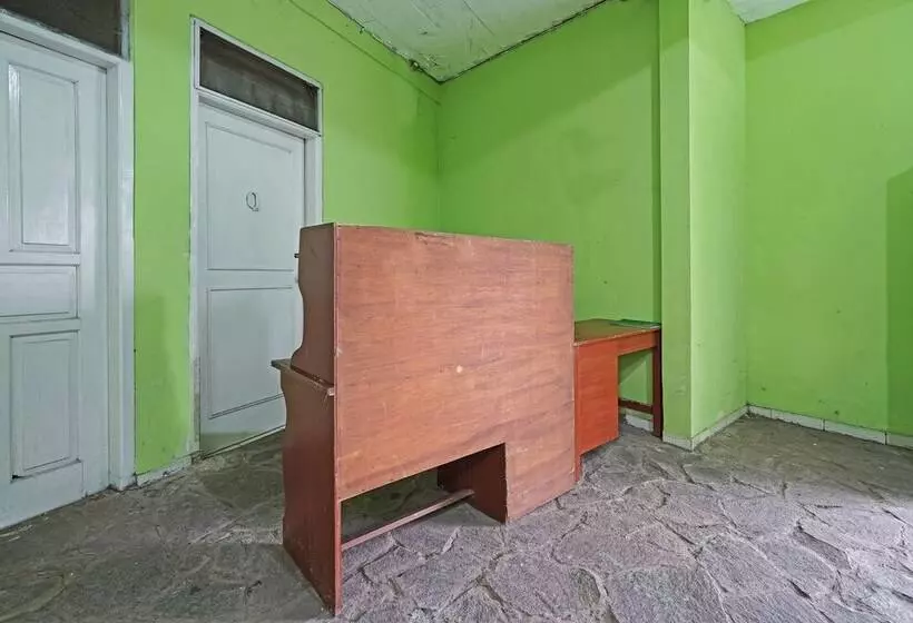 Hotelli Spot On 91325 Pondok Hijau Guest House Syariah