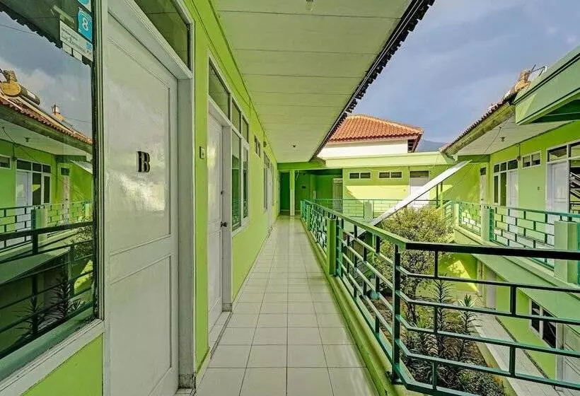 Hotelli Spot On 91325 Pondok Hijau Guest House Syariah