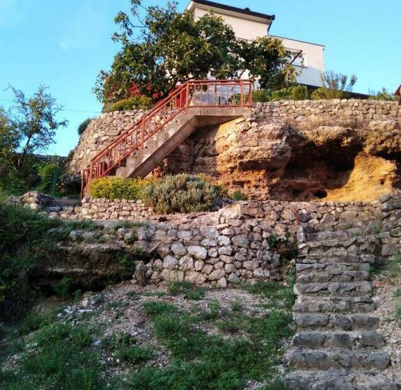 پانسیون Villa The Cave