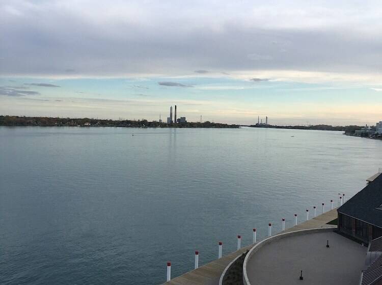 فندق St. Clair Inn