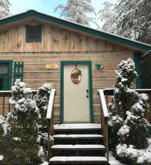 Caribou Pines 2 Bedroom Cabin With Hot Tub