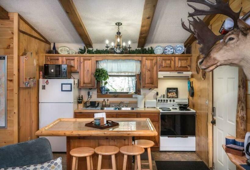 Caribou Pines 2 Bedroom Cabin With Hot Tub