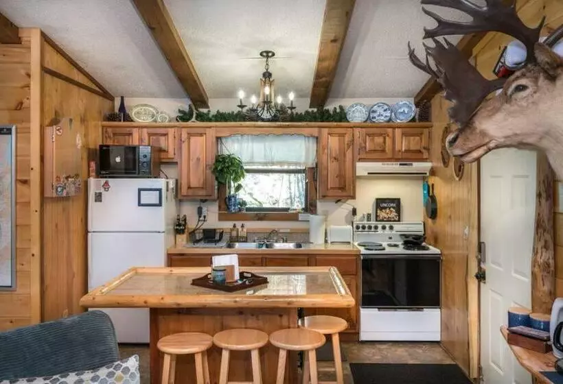 Caribou Pines 2 Bedroom Cabin With Hot Tub