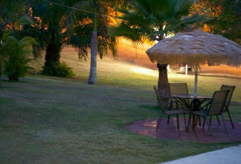Isabela Villa Sleeps 40, Pool, Jacuzzi, Bbq, Power Plant, Volley, Pool Table