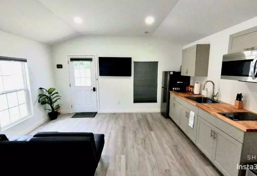 All Modern Studio With Private Entry & Parking