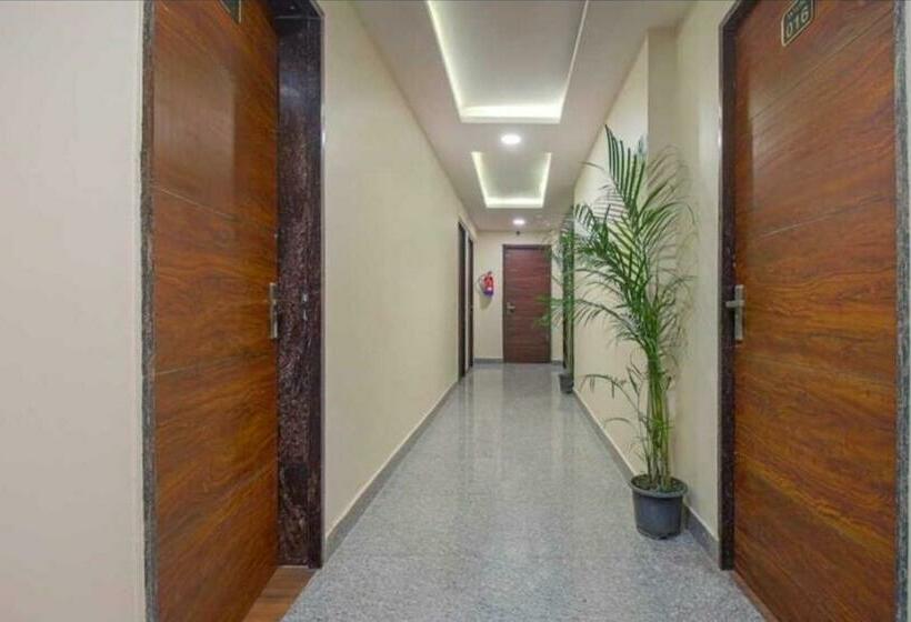 هتل Collection O 93156 Clubhouse