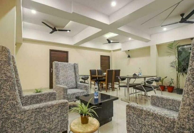 هتل Collection O 93156 Clubhouse