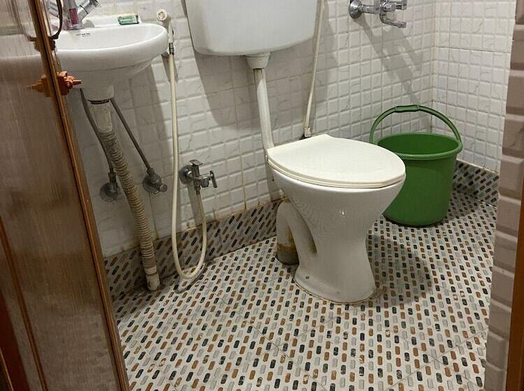 호텔 Goroomgo Vhyom Sky Palace Near Sakherbazar Metro Station Kolkata