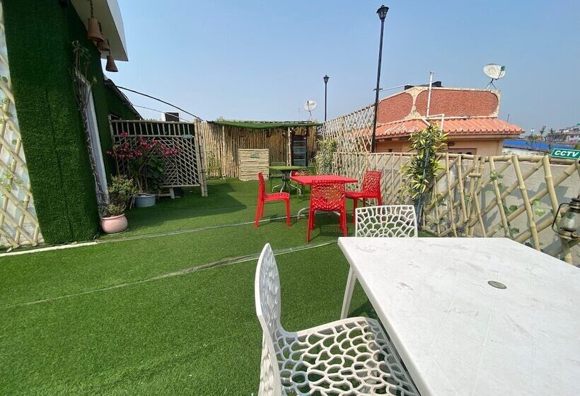 호텔 Goroomgo Vhyom Sky Palace Near Sakherbazar Metro Station Kolkata