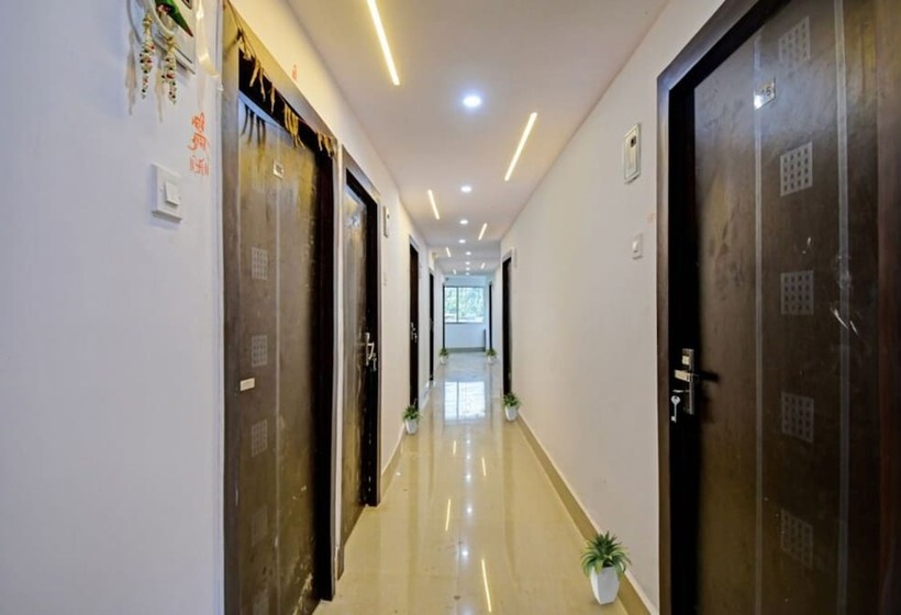 호텔 Goroomgo Vhyom Sky Palace Near Sakherbazar Metro Station Kolkata