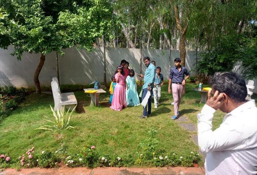 Hotel Sri Saveraa Residency