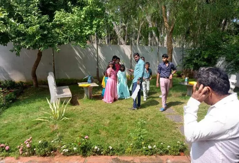 Hotelli Sri Saveraa Residency