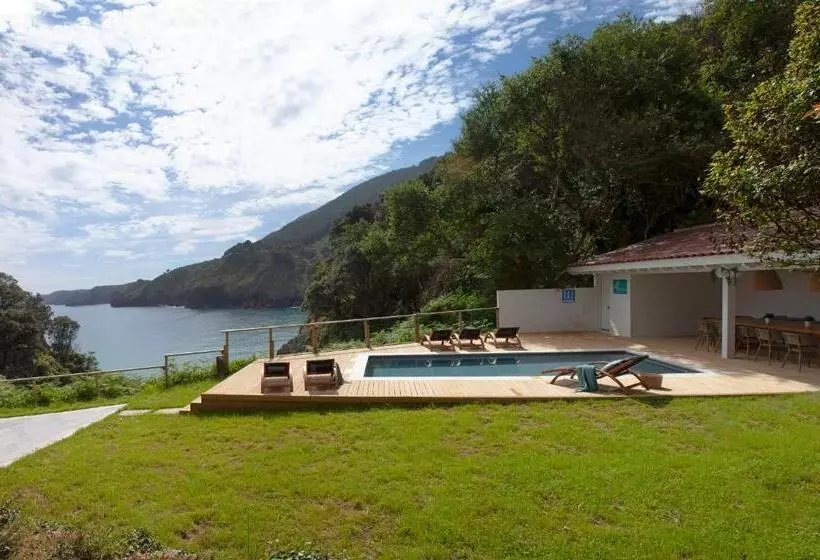 Exclusiva Villa Con Piscina Al Borde Del Mar Con Vistas De Película