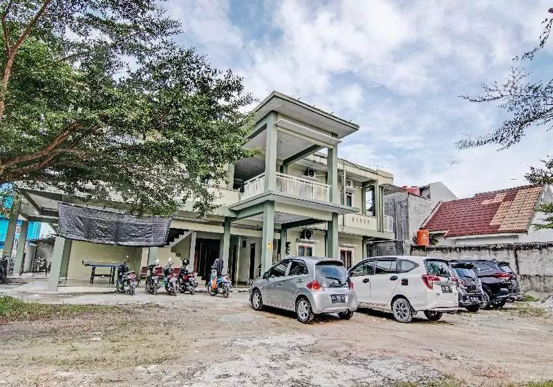 Hotelli Oyo 91642 Fhazel Residence Syariah