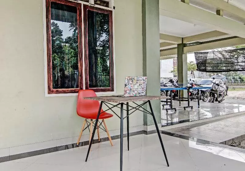 Hotelli Oyo 91642 Fhazel Residence Syariah