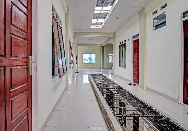 Hotelli Oyo 91642 Fhazel Residence Syariah