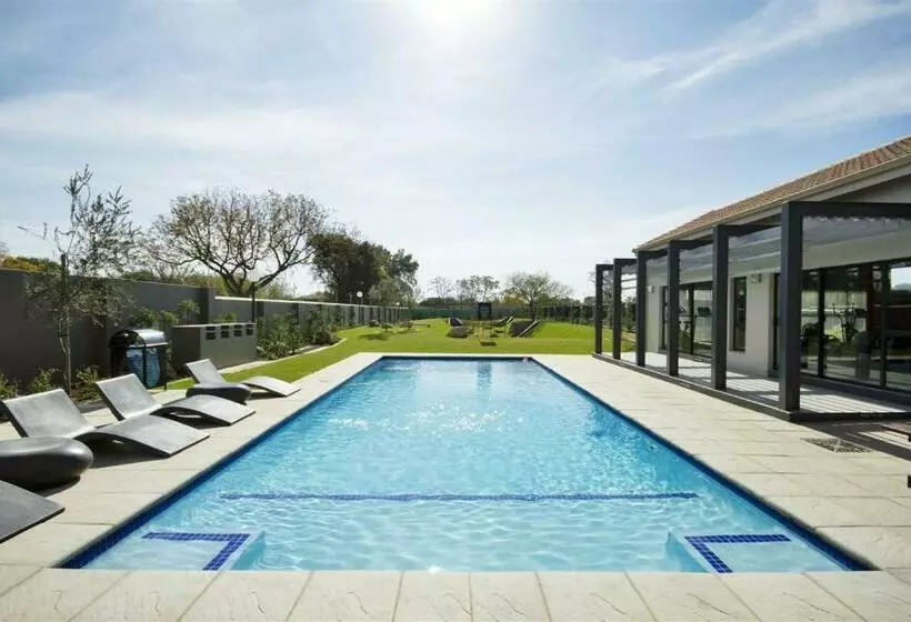 Brand New, Elegant 1bed Apt With Power Back Up, Wi Fi, Pool & Gym   Fourways, Sandton
