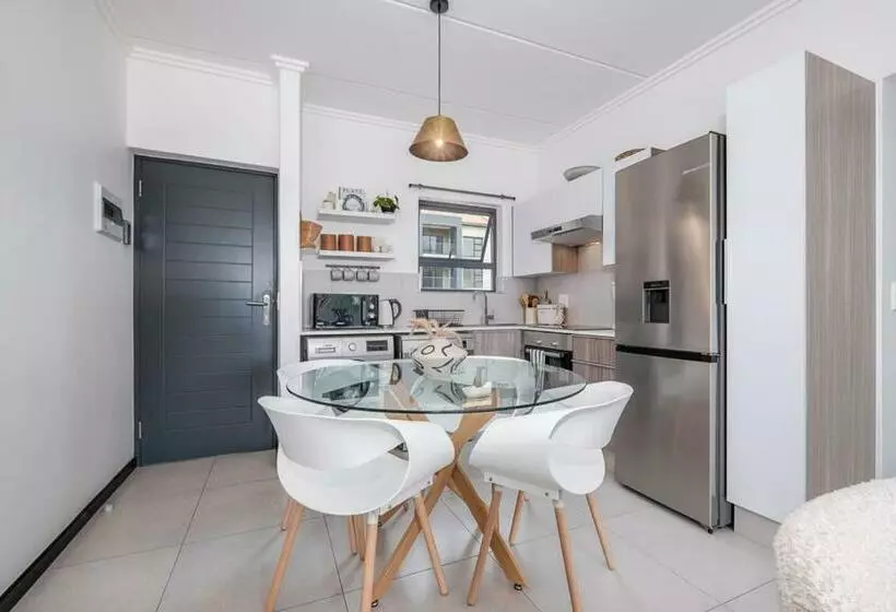 Brand New, Elegant 1bed Apt With Power Back Up, Wi Fi, Pool & Gym   Fourways, Sandton