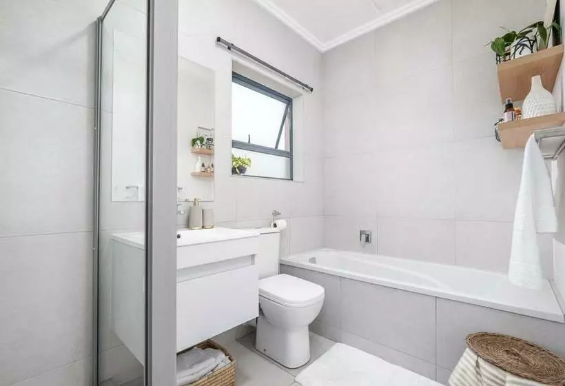 Brand New, Elegant 1bed Apt With Power Back Up, Wi Fi, Pool & Gym   Fourways, Sandton
