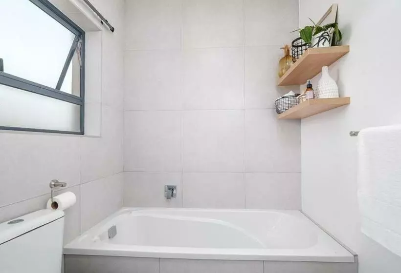 Brand New, Elegant 1bed Apt With Power Back Up, Wi Fi, Pool & Gym   Fourways, Sandton