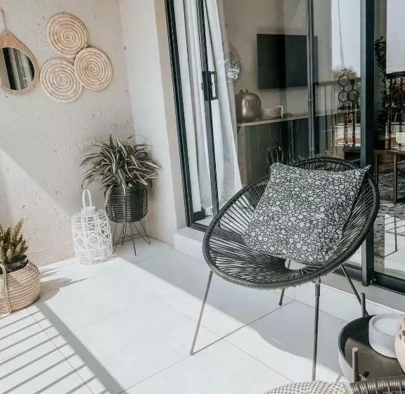 Brand New, Elegant 1bed Apt With Power Back Up, Wi Fi, Pool & Gym   Fourways, Sandton