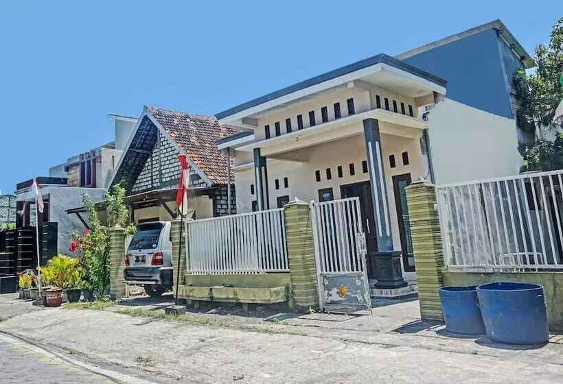 Hotelli Spot On 91600 Syariah Army Kost & Homestay