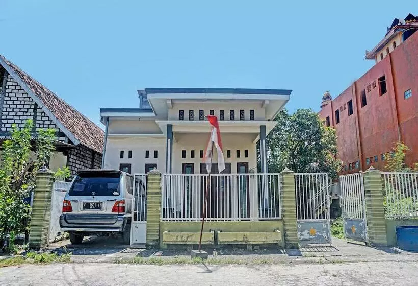 Hotelli Spot On 91600 Syariah Army Kost & Homestay