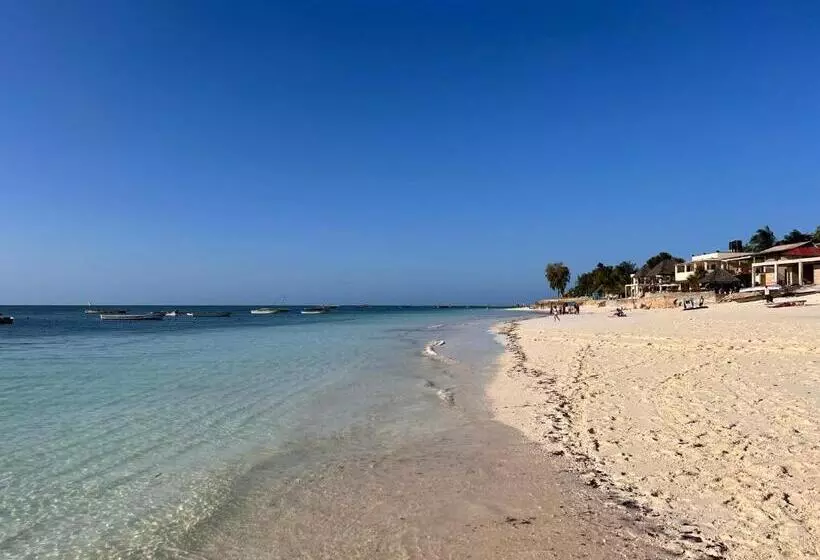 Hotelli Nungwi Beach Front