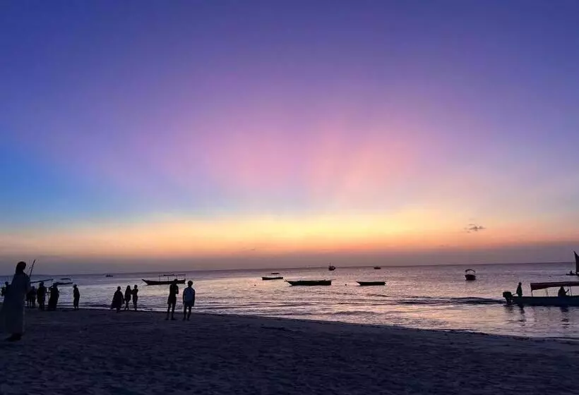 Hotelli Nungwi Beach Front