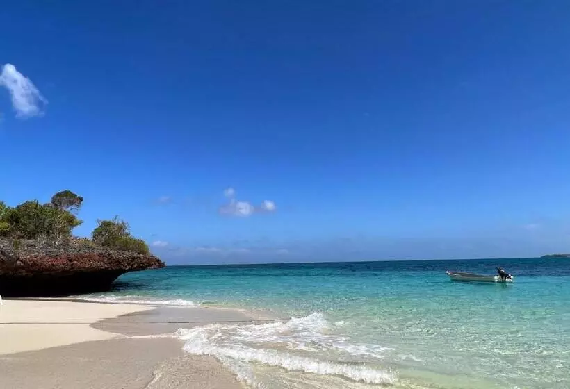 Hotelli Nungwi Beach Front